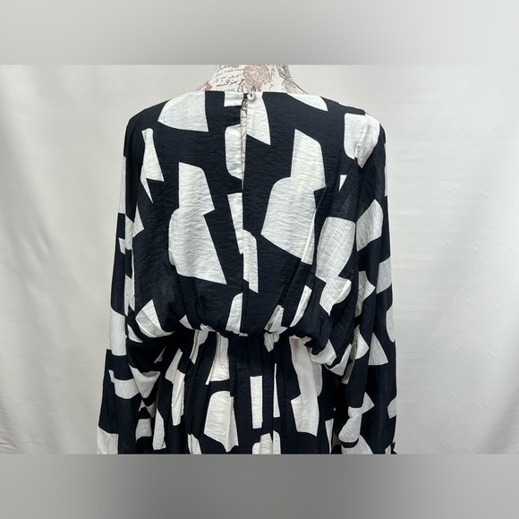 🛍️CES FEMME Black abstract print bat wing dress size M. - Picture 6 of 13